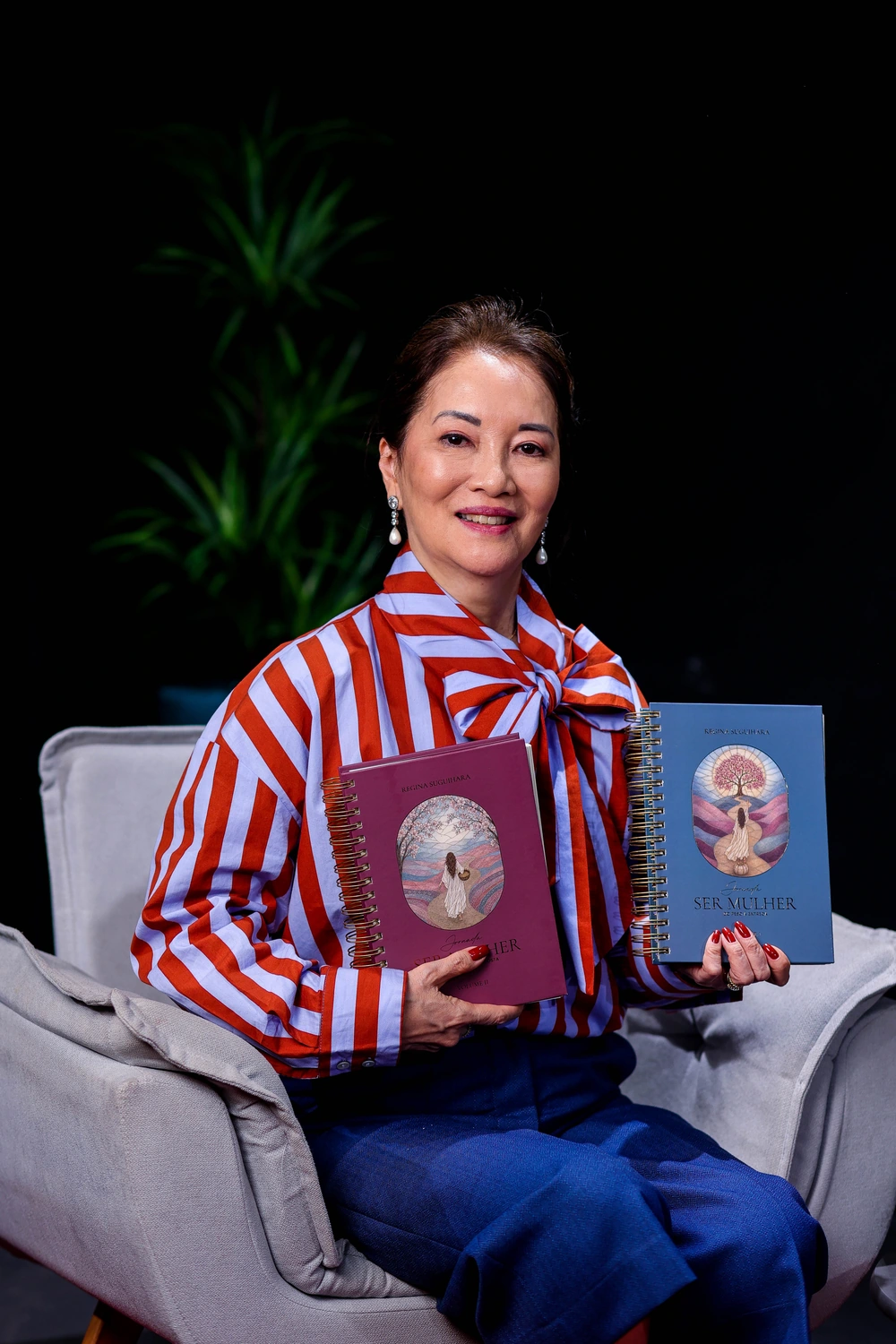 Dra. Regina Suguihara com os dois volumes da Jornada Ser Mulher